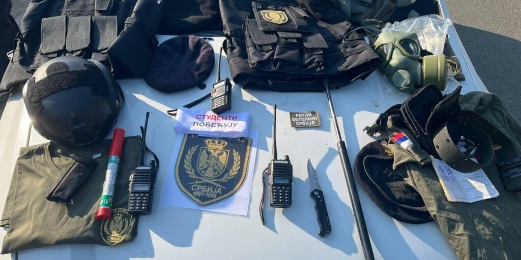 МУП ОБЈАВИО БРОЈКЕ СА СКУПА У ВАЉЕВУ: Око 3.500 људи, пронађене палице, ножеви, електрошокер и сузавац