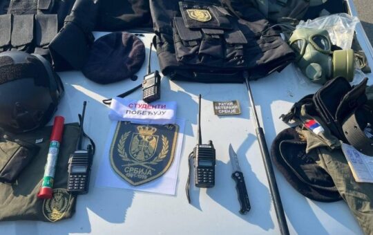 МУП ОБЈАВИО БРОЈКЕ СА СКУПА У ВАЉЕВУ: Око 3.500 људи, пронађене палице, ножеви, електрошокер и сузавац