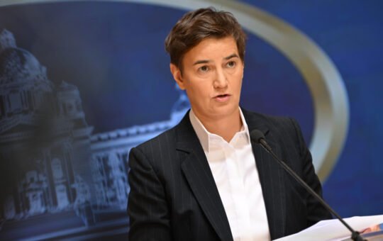 „СРБИЈА НЕ ЗАБОРАВЉА БЕСОМУЧНИ ТЕРОР И БАХАТОСТ БЛОКАДЕРА“ Брнабић се осврнула на протесте и изнела оштре тврдње
