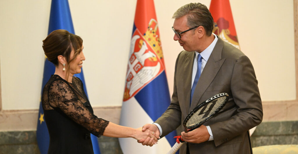 „НЕ ПРОМОВИШЕ НИ ВУЧИЋА НИ СНС, ВЕЋ СВОЈУ ЗЕМЉУ“ Председник о Јелени Јанковић: Увек је била ту за Србију и дала јој је све