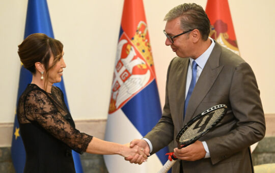 „НЕ ПРОМОВИШЕ НИ ВУЧИЋА НИ СНС, ВЕЋ СВОЈУ ЗЕМЉУ“ Председник о Јелени Јанковић: Увек је била ту за Србију и дала јој је све