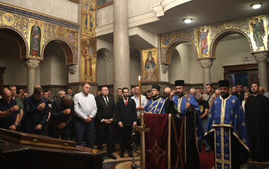 СМРТ РАТКА МЛАДИЋА ОКУПЉА ГРАЂАНЕ ШИРОМ СРПСКЕ Додик, Минић и министри запалили свеће: „Време кратко, а неправда велика“