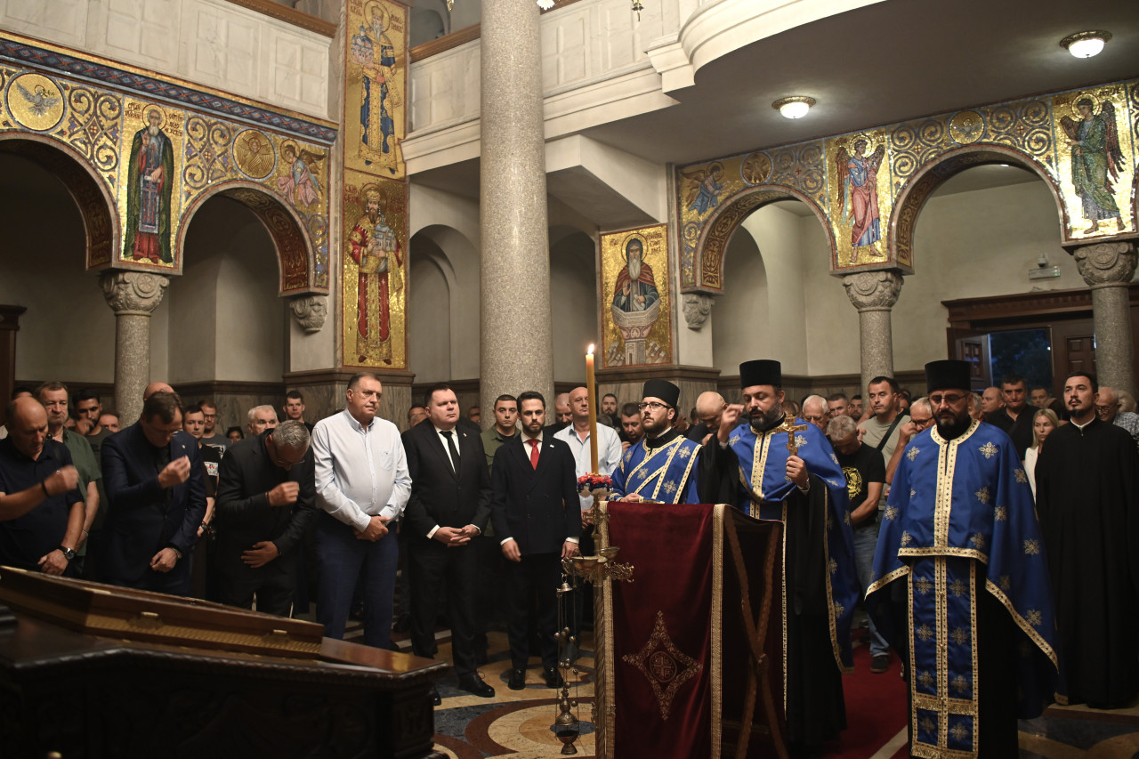 СМРТ РАТКА МЛАДИЋА ОКУПЉА ГРАЂАНЕ ШИРОМ СРПСКЕ Додик, Минић и министри запалили свеће: „Време кратко, а неправда велика“