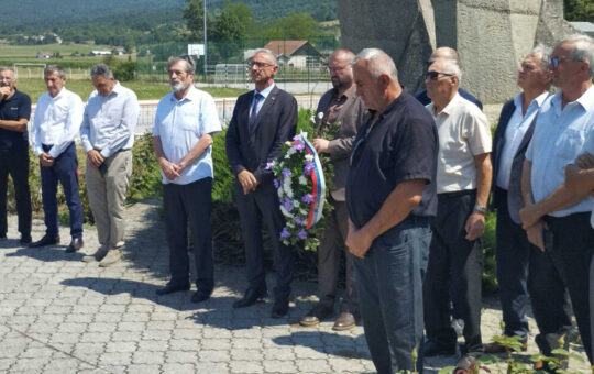 Три деценије без правде: Положени венци за Србе страдале на Петровачкој цести