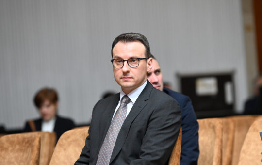 ЕУ ТВРДИ ДА ЈЕ МОСТ СПРЕМАН ЗА ОТВАРАЊЕ, БЕОГРАД УПОЗОРАВА: Ко ће гарантовати безбедност Срба на северу КиМ?