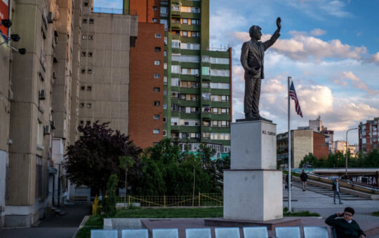 КЛИНТОН, ОЛБРАЈТОВА, ВОКЕР, ПА БАЈДЕН: Приштина подиже споменике онима који су бомбардовали Србију