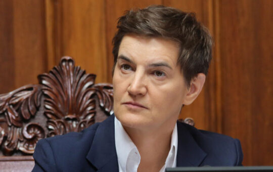 „ДВЕ ГОДИНЕ РУШЕ ДРЖАВУ, А АПАНАЖЕ СЕ НЕ ОДРИЧУ“ Брнабић упитала Ђокића зашто сам није поднео оставку