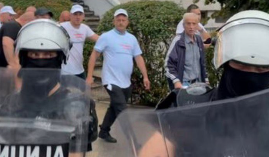 Ко је Лука Пешић, блокадер који је данас мегафоном урлао на полицајце, претио и позивао на линч