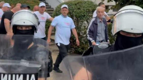 Ко је Лука Пешић, блокадер који је данас мегафоном урлао на полицајце, претио и позивао на линч