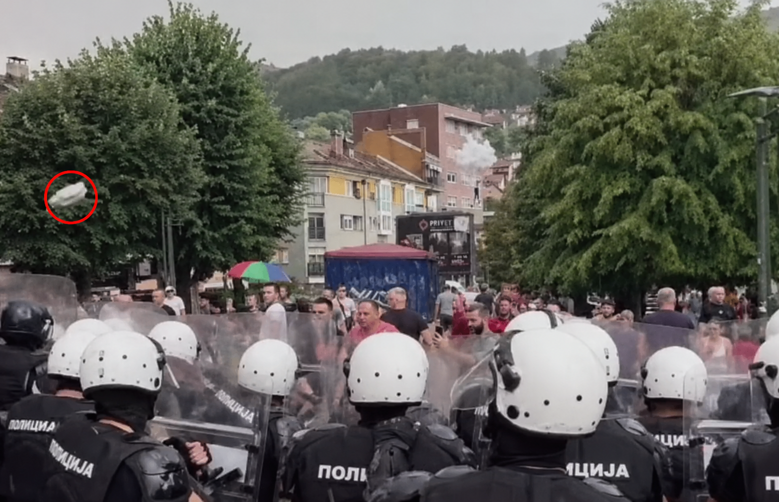 КРВАВИ ПОЧЕТАК БЛОКАДЕРСКЕ КАМПАЊЕ У УЖИЦУ: Каменицом на РТС, хладним оружјем на полицију, терором на грађане