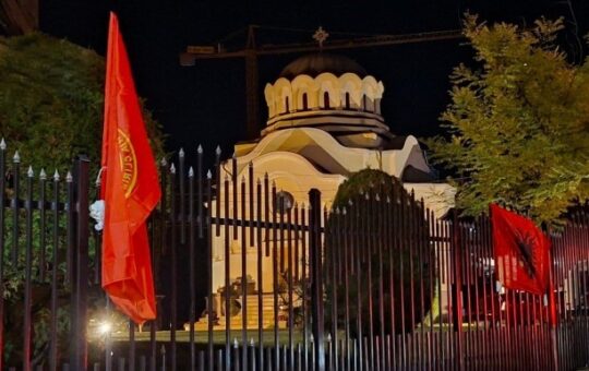 Епархија рашко-призренска: Заставе ОВК на огради српских храмова потврђују погоршање безбедносне ситуације на Косову и Метохији