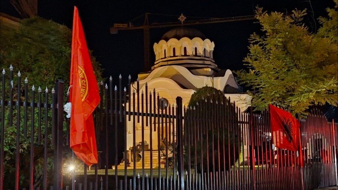 Епархија рашко-призренска: Заставе ОВК на огради српских храмова потврђују погоршање безбедносне ситуације на Косову и Метохији