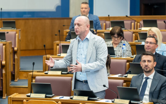 Милан Кнежевић