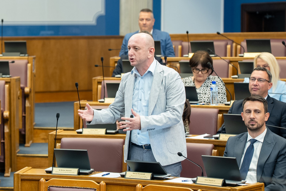 Милан Кнежевић