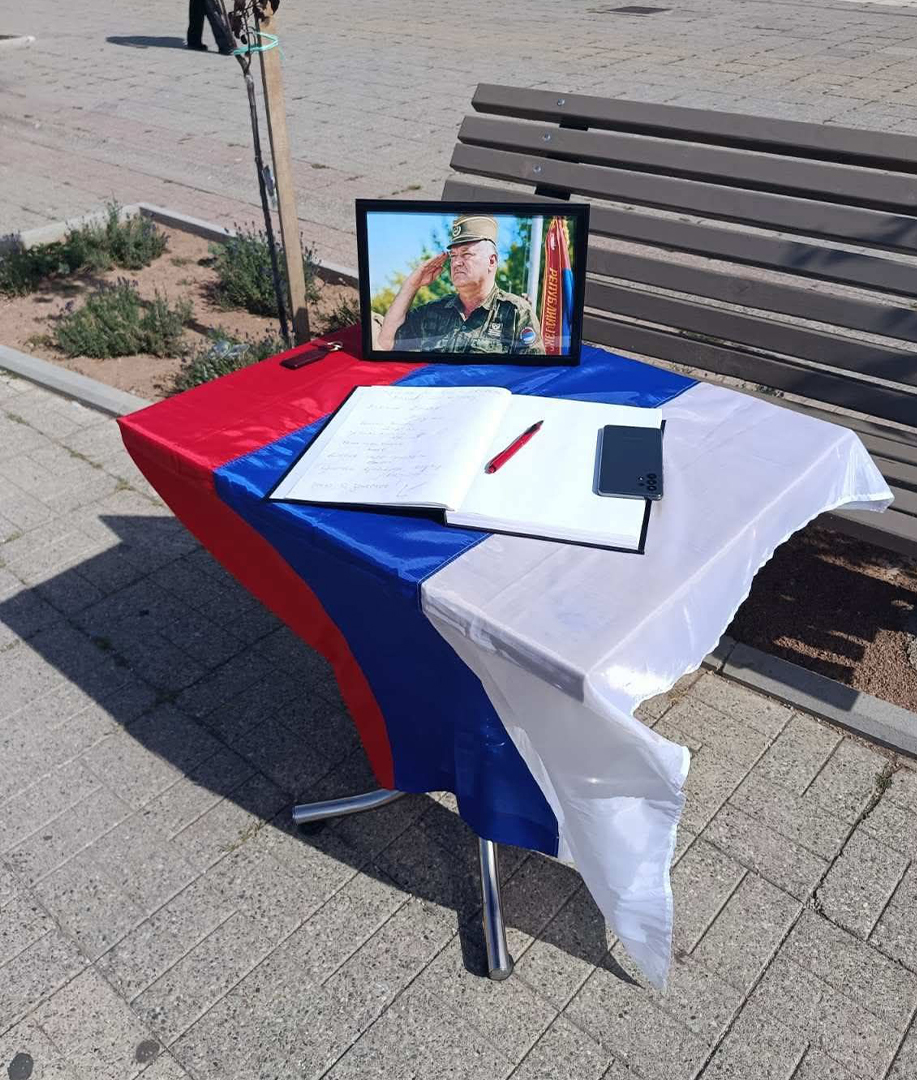 Пале књига жалости