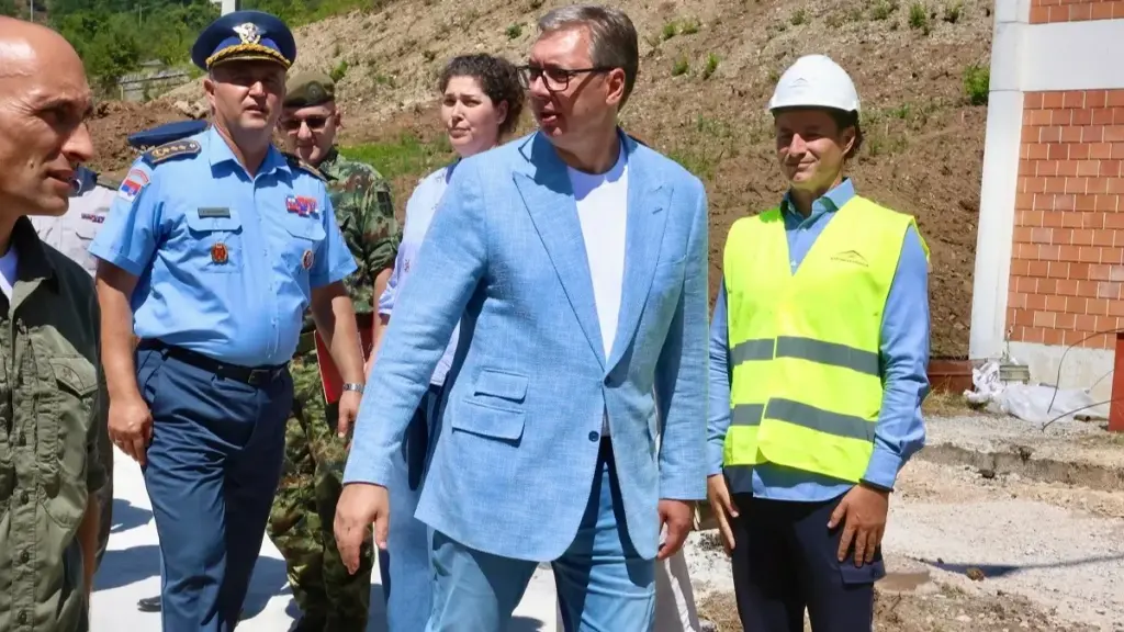 Вучић о наводима Н1 да је на „холидеју“ по Србији, а Ђокић у иностранству: Ако ово пореде са купањем, нека дођу