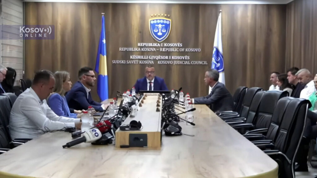 ПРИШТИНА БИ ДА УКЛОНИ СРБЕ ИЗ ПРАВОСУЂА, АЛИ НЕМА КВОРУМ: План Аљбуљене Хаџију поново пропао!
