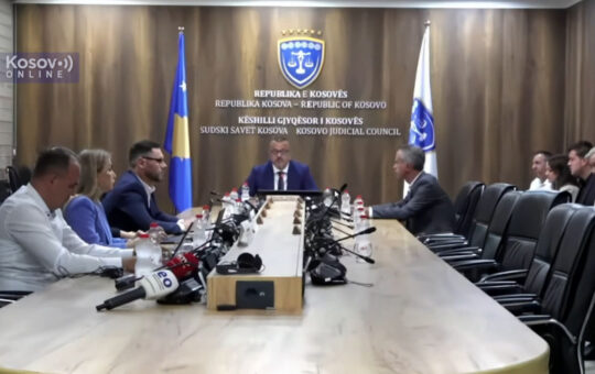 ПРИШТИНА БИ ДА УКЛОНИ СРБЕ ИЗ ПРАВОСУЂА, АЛИ НЕМА КВОРУМ: План Аљбуљене Хаџију поново пропао!