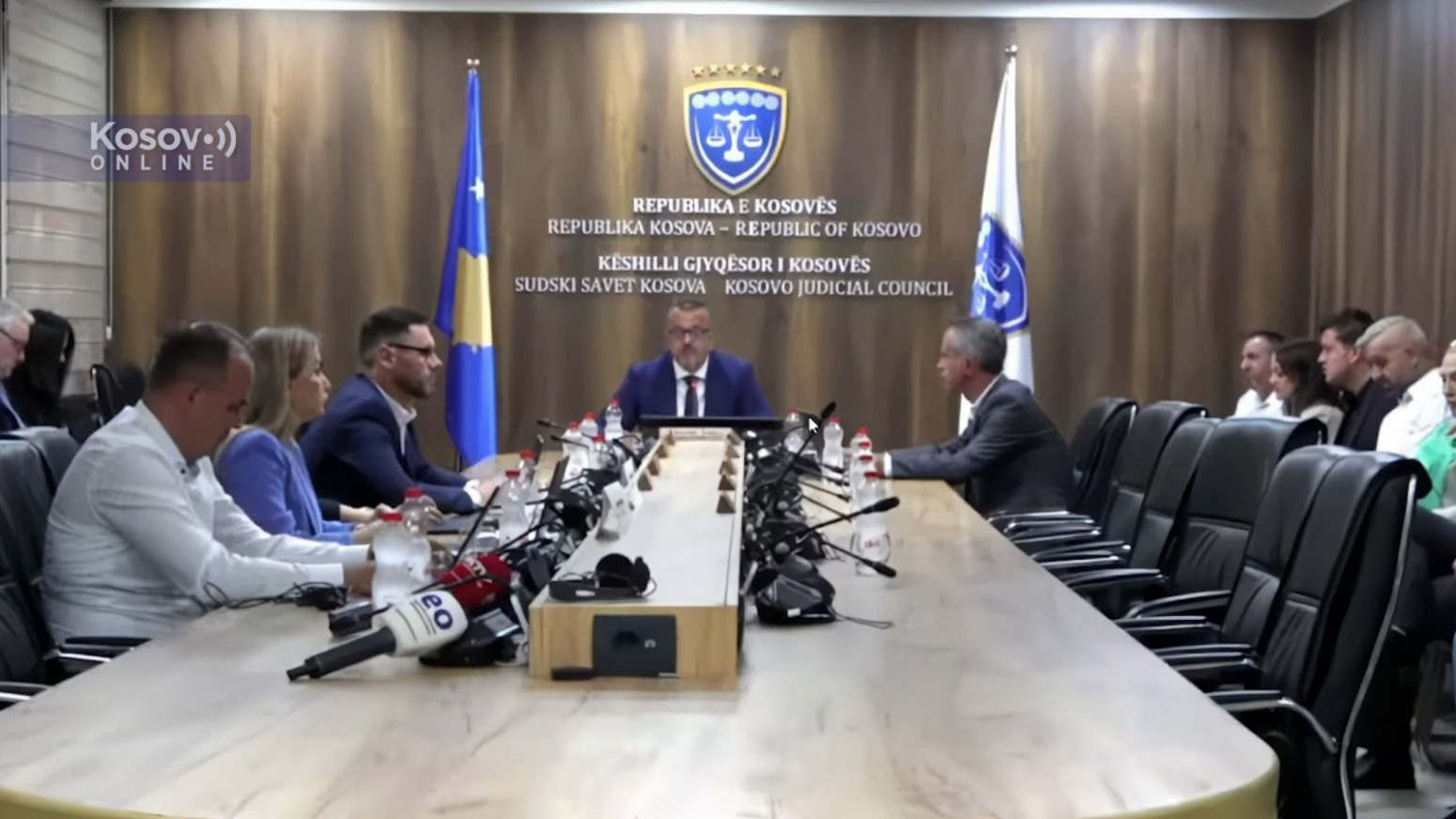 ПРИШТИНА БИ ДА УКЛОНИ СРБЕ ИЗ ПРАВОСУЂА, АЛИ НЕМА КВОРУМ: План Аљбуљене Хаџију поново пропао!