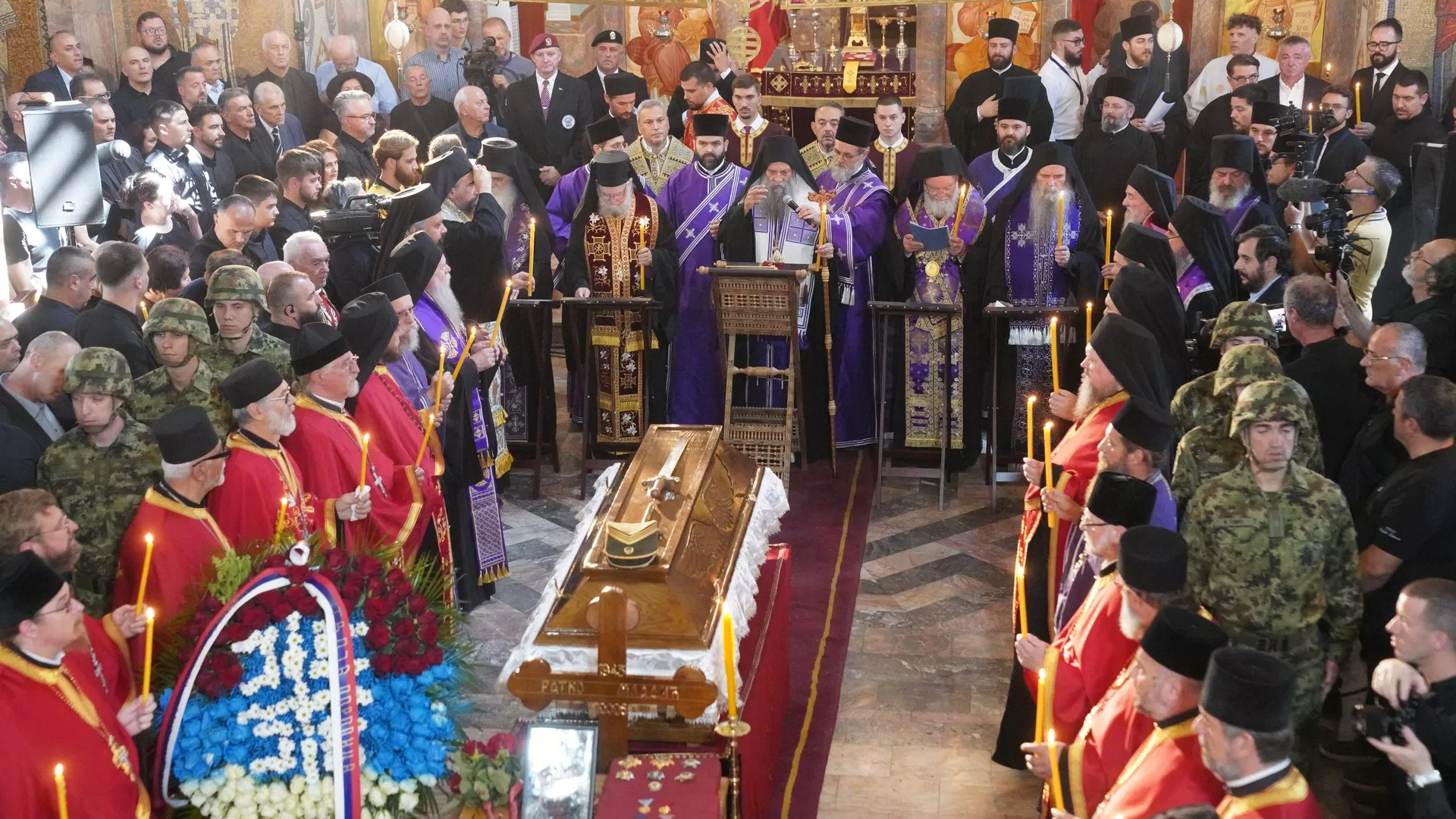МУЧЕНИЧКИ ПУТ И ВЕЧНА СЛАВА: Патријарх Порфирије испратио генерала у загрљај Божији, име Ратка Младића остаје у завету поколења