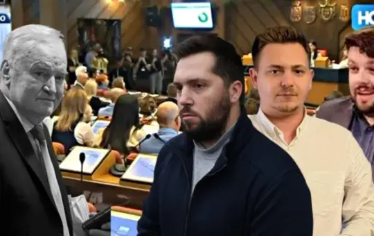 СРАМНО! БЛОКАДЕРИ НАПУСТИЛИ САЛУ ЗБОГ МИНУТА ЋУТАЊА МЛАДИЋУ: Погачар и опозициони одборници демонстративно изашли из Скупштине Новог Сада