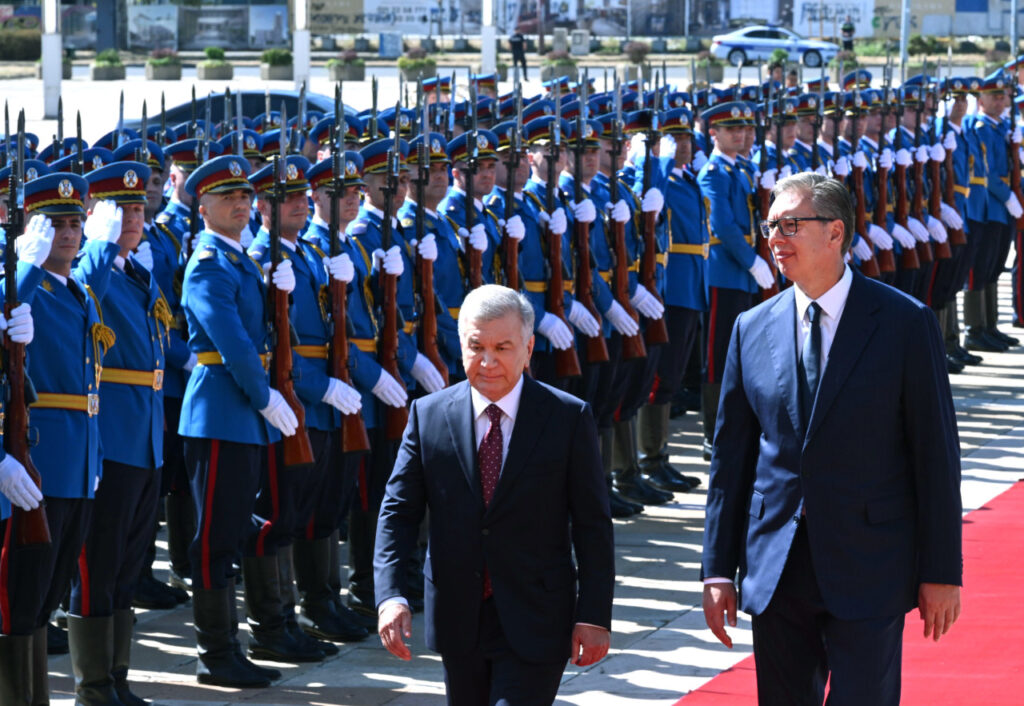 СВЕЧАНИ ДОЧЕК ИСПРЕД ПАЛАТЕ СРБИЈА: Вучић дочекао председника Узбекистана Шавката Мирзијојева