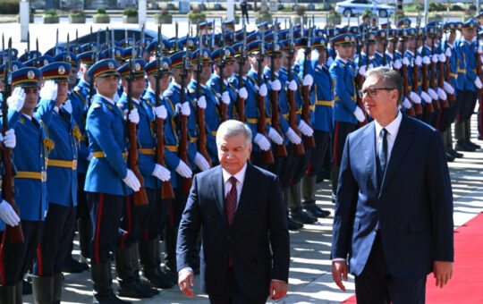 СВЕЧАНИ ДОЧЕК ИСПРЕД ПАЛАТЕ СРБИЈА: Вучић дочекао председника Узбекистана Шавката Мирзијојева