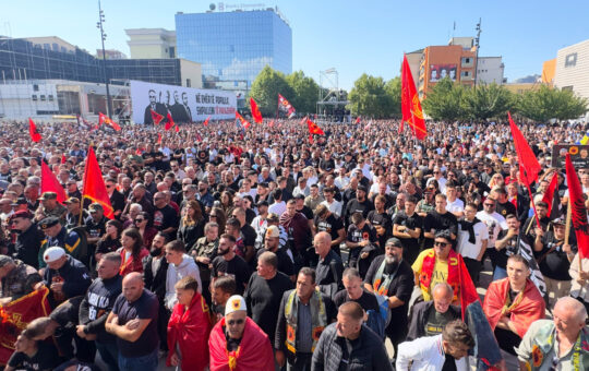 АЛБАНЦИ ДЕСЕТИ ДАН НА УЛИЦАМА ЗБОГ ОСУЂЕНИХ ВОЂА ТЗВ. ОВК: Под слоганом „Не у моје име“ протестују у 14 градова и траже новац за њихову одбрану