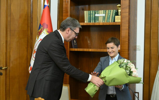 АНА БРНАБИЋ НА РОЂЕНДАН ПРЕУЗЕЛА ФУНКЦИЈУ ОД ВУЧИЋА! Погледајте како је изгледала примопредаја дужности