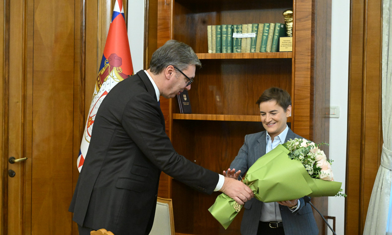 АНА БРНАБИЋ НА РОЂЕНДАН ПРЕУЗЕЛА ФУНКЦИЈУ ОД ВУЧИЋА! Погледајте како је изгледала примопредаја дужности