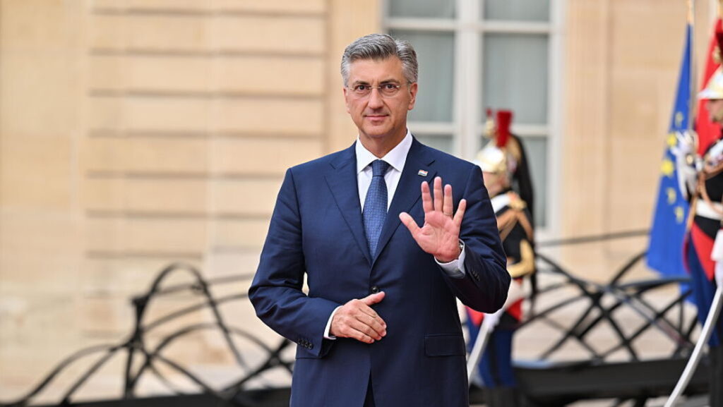 ПЛЕНКОВИЋ БИ ДА УРЕЂУЈЕ САХРАНУ СРПСКОГ ГЕНЕРАЛА: Србији прети затварањем врата ЕУ због државних и војних почасти Младићу!