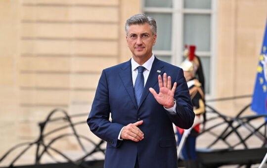 ПЛЕНКОВИЋ БИ ДА УРЕЂУЈЕ САХРАНУ СРПСКОГ ГЕНЕРАЛА: Србији прети затварањем врата ЕУ због државних и војних почасти Младићу!