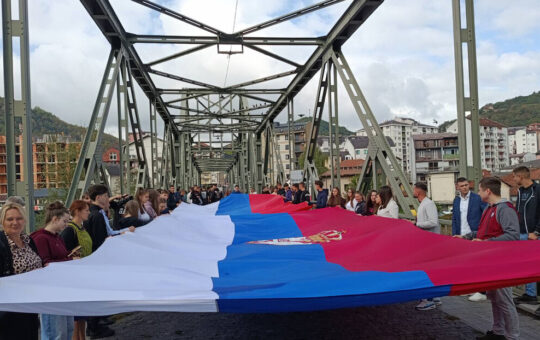 Зворник: Млади на мосту симболично спојили заставе Српске и Србије