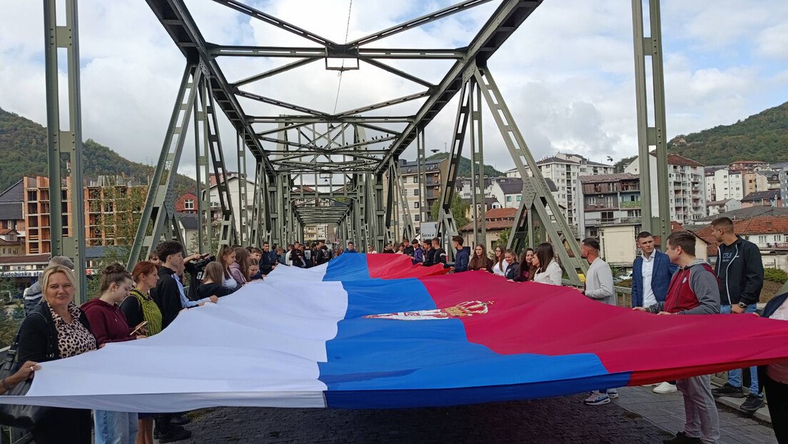 Зворник: Млади на мосту симболично спојили заставе Српске и Србије