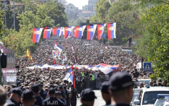 СУЗЕ И ПОНОС НАРОДА КОЈИ НЕ ЗАБОРАВЉА СВОГ КОМАНДАНТА: Овако су грађани испратили Ратка Младића