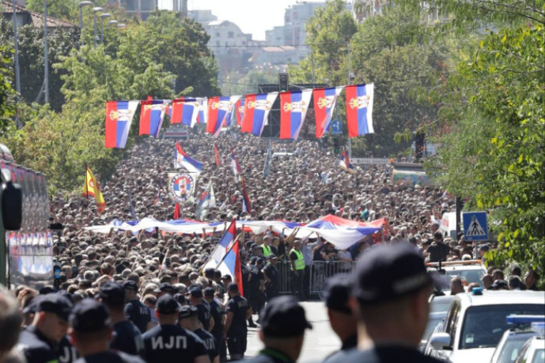 СУЗЕ И ПОНОС НАРОДА КОЈИ НЕ ЗАБОРАВЉА СВОГ КОМАНДАНТА: Овако су грађани испратили Ратка Младића