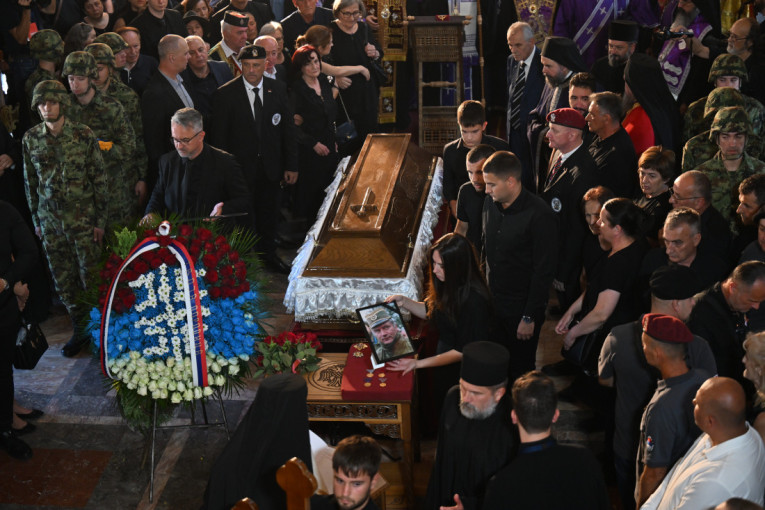 РТС БЕЗ ДИРЕКТНОГ ПРЕНОСА ОПЕЛА РАТКУ МЛАДИЋУ: Док су се хиљаде грађана опраштале од генерала, на Првом програму емитовани „Лов и риболов“ и „Кухиња мог краја“