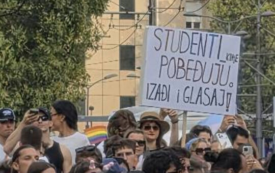 Главни транспарент на Прајд паради „Студенти побеђују“! Увреде и клетве са бине