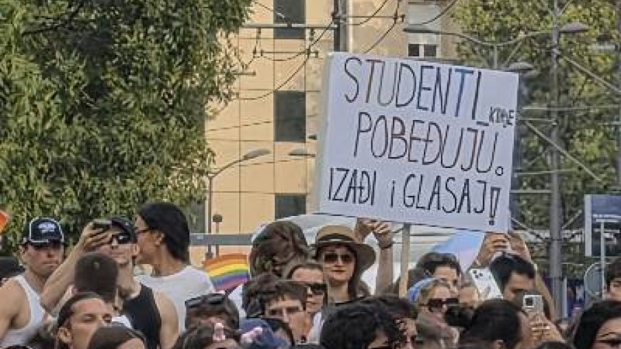 Главни транспарент на Прајд паради „Студенти побеђују“! Увреде и клетве са бине