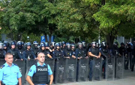Појачано присуство полиције испред зграде тзв. владе Косова, најављен нови протест
