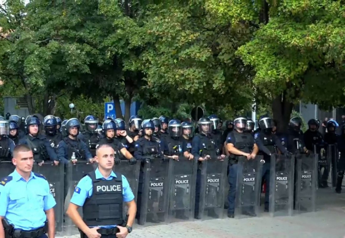 Појачано присуство полиције испред зграде тзв. владе Косова, најављен нови протест