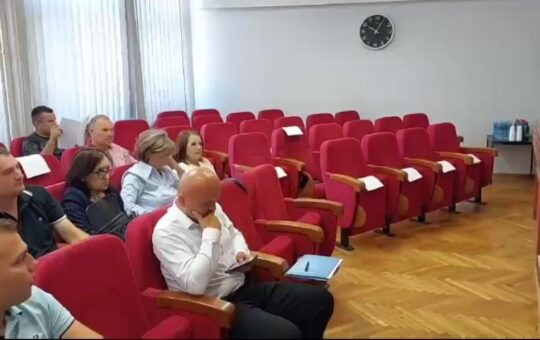 СРАМОТА У ПОЖЕГИ! ОДБОРНИЦИ ЗЛФ-А И ДС-А НАПУСТИЛИ САЛУ ЗБОГ МИНУТА ЋУТАЊА ГЕНЕРАЛУ МЛАДИЋУ