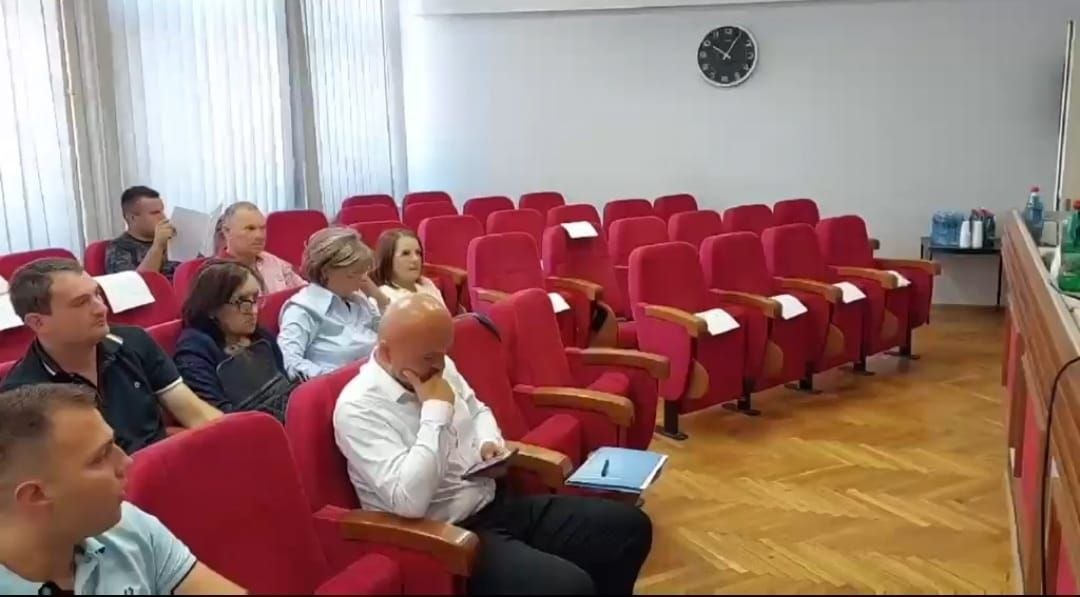 СРАМОТА У ПОЖЕГИ! ОДБОРНИЦИ ЗЛФ-А И ДС-А НАПУСТИЛИ САЛУ ЗБОГ МИНУТА ЋУТАЊА ГЕНЕРАЛУ МЛАДИЋУ