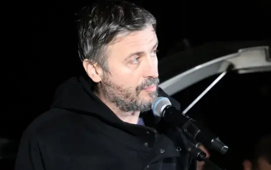 БЛОКАДЕРСКИ НАСИЛНИЦИ КРВНИЧКИ ТУКЛИ ЖЕНЕ, А БРАНИСЛАВ ТРИФУНОВИЋ ИХ ЈАВНО БРАНИ: Мировић открио ко стоји иза Студентске листе