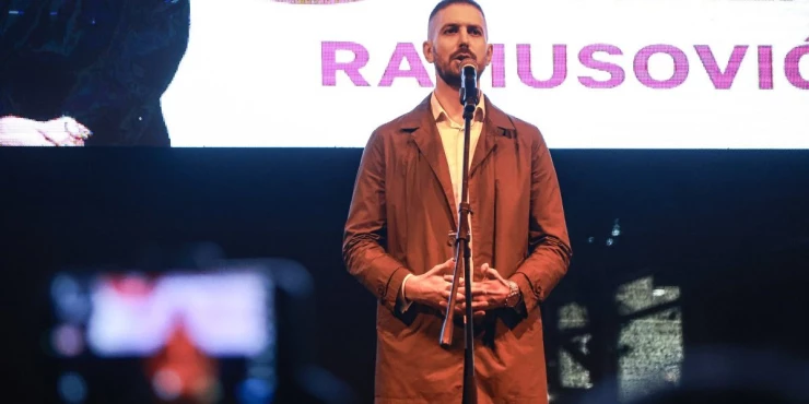 НАТО СТИПЕНДИСТА НА БЛОКАДЕРСКОЈ ЛИСТИ: Ко је Мирза Рамусовић, кандидат који релативизује злочине над Србима у Подрињу?