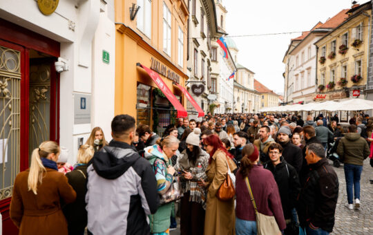 ДИЈАСПОРА ГЛАСА! Погледајте невероватне призоре из Љубљане! Велики редови и у Пекингу, Лос Анђелесу…