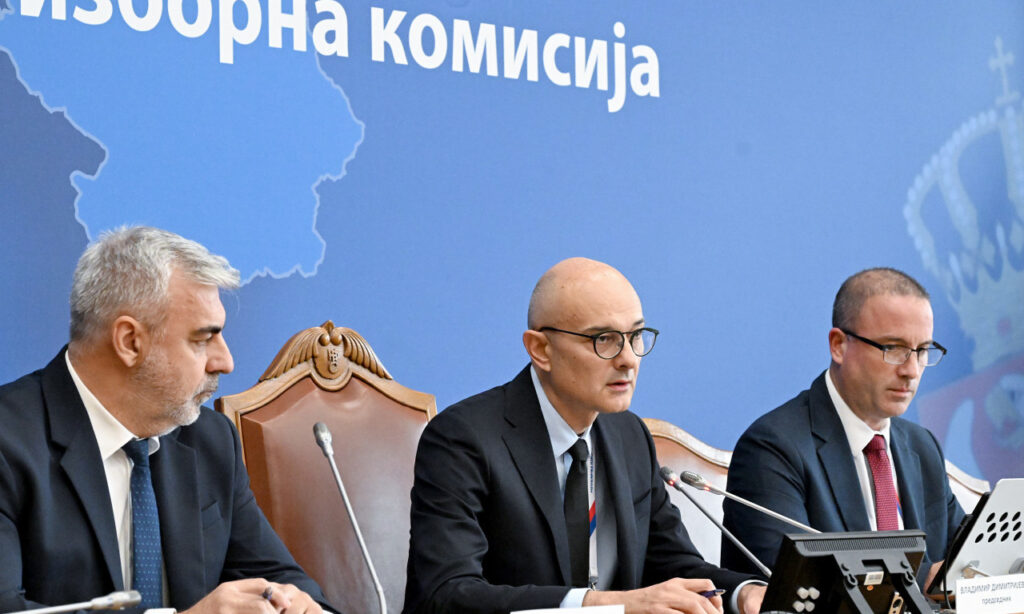 ОСОБЕ КОЈЕ СУ СЕ ПРЕДСТАВИЛЕ КАО ПОСМАТРАЧИ УПАЛЕ У ГЕРОНТОЛОШКИ ЦЕНТАР У МЛАДЕНОВЦУ И ПРИТИСКАЛЕ НЕПОКРЕТНЕ КОРИСНИКЕ