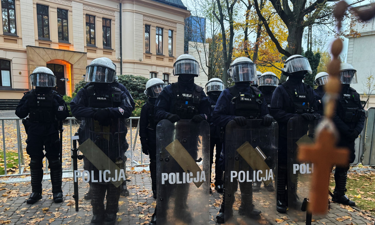 ПОЉСКА НА ИВИЦИ! Навроцки хитно сазива странке, полиција ушла у Уставни суд