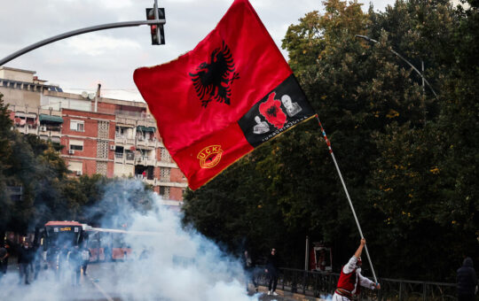 Застава „велике Албаније“ и нереди у Тирани: Студентски протест прерастао у хаос, полиција реаговала