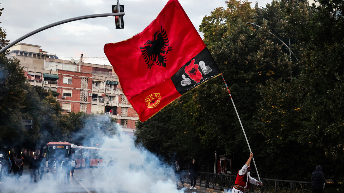 Застава „велике Албаније“ и нереди у Тирани: Студентски протест прерастао у хаос, полиција реаговала